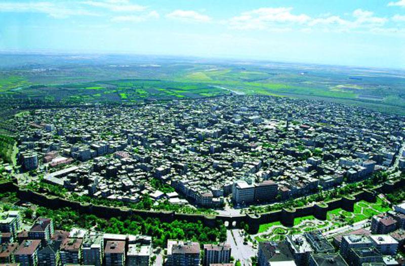 <b>Yaşar İliksiz'in haberi</b>
<br><br>
Çayönü höyüğündeki kazılar öncesinde Diyarbakır tarihinin, M.Ö.3000 yıllarında başladığı sanılırken kazılar sonucunda uygarlık geçmişinin M.Ö.7500 yıllarına kadar uzandığı tespit edildi.