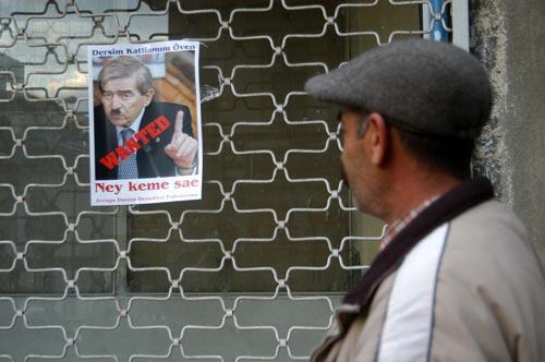 Avrupa Alevi Federasyonu Temsilcisi Mehmet Gülmez ve Tunceli eski Belediye Başkanı Süleyman Kırmızıtaş, kentin her yerine, Onur Öymen afişleri asarken, afişlerde Öymen, Almanya Başkanı olan Hitler'e benzetildi ve altına 'Wanted' (Aranıyor) yazıldı.