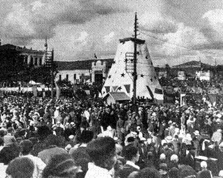 Taksim Cumhuriyet Anıtı, bronz heykelleri üzerinde yoğun korozyon, taş kaide yüzeyinde kir tabakası, ince kılcal çatlaklar ve yüzeyde kopmalar nedeniyle restore edilecek.
