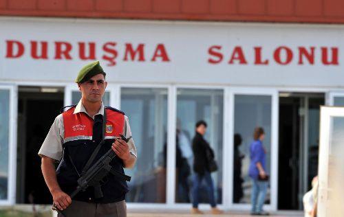Ergenekon soruşturması kapsamında hazırlanan ikinci iddianamede yer alan sanıkların yargılanmasına başlandı. Silivri Ceza İnfaz Kurumları'nda görülmeye başlanan dava için çevrede yoğun güvenlik önlemleri alındı