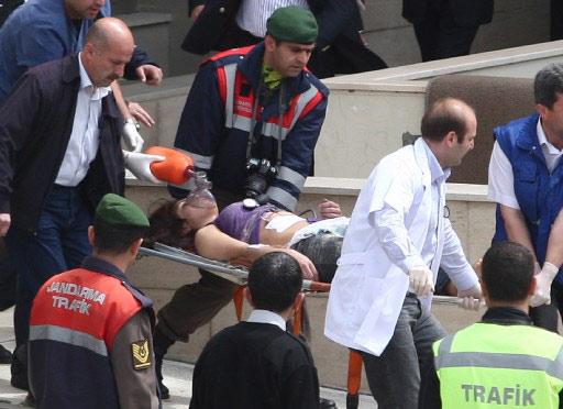 ESKI BAKANLARDAN HIKMET SAMI TURK'E, BILKENT UNIVERSITESI HUKUK FAKULTESI'NDE SALDIRI GIRISIMINDE BULUNAN D.A ETKISIZ HALE GETIRILDI. KUCUK CAPTA BIR PATLAMANIN YASANDIGI OLAYDA, TURK'UN KORUMALARI, SALDIRGANA DERHAL MUDAHALE EDEREK ETKISIZ HALE GETIRDI.