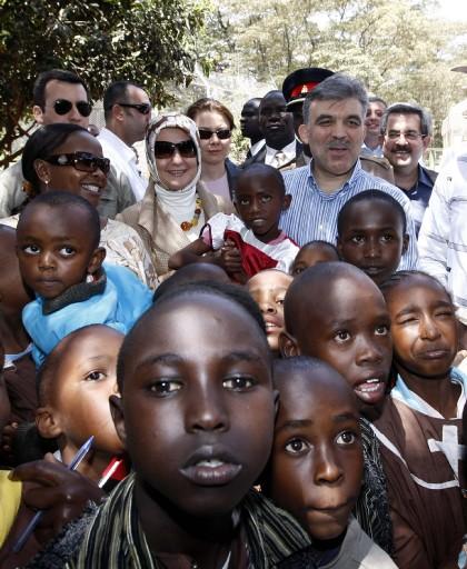 Cumhurbaşkanı Abdullah Gül, eşi Hayrünnisa Gül, Devlet Bakanı Said Yazıcıoğlu, Ulaştırma Bakanı Binali Yıldırım ve heyettekilerle Nairobi Ulusal Parkı'n çitaların bulunduğu kafese girdi ve çita sevdi...