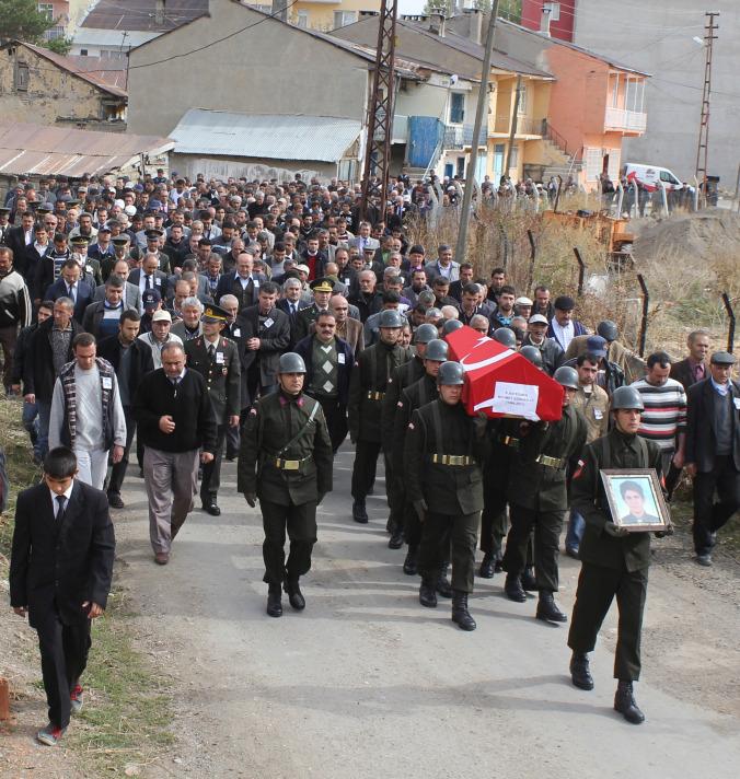 Van'da meydana gelen depremde hayatını kaybeden ogretmen Mehmet Gokhan Ay'ın cenazesı, memleketı Sıvas'ın İmranlı ılcesınde gozyasları arasında topraga verıldı. Ay'ın asker ogretmen olarak vatanı gorevını yaptıgı ogrenıldı.