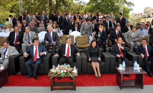 Cumhurbaşkanı Abdullah Gül, Bitlis'in düşman işgalinden kurtuluşunun 93. yıl dönümü dolayısıyla düzenlenen törenlere katılmak üzere geldiği şehirde sevgi selinin ortasında kaldı