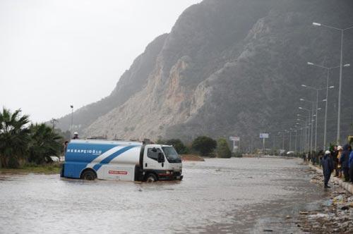 Antalya'da gece başlayan şiddetli yağış ve fırtına kentte hayatı olumsuz etkiliyor. Hızı zaman zaman saatte 80 kilometreye ulaşan fırtına ve dev dalgalar nedeniyle gemiler batmaktan kurtuldu. Otoyollar kapandı