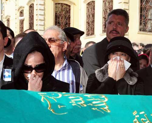 Sanatçı Hülya Avşar'ın dün vefat eden annesi Emral Avşar, Zincirlikuyu Mezarlığı'na defnedildi. Avşar, Teşvikiye Camii'nde düzenlenen cenaze töreninde gözyaşlarını tutamadı.