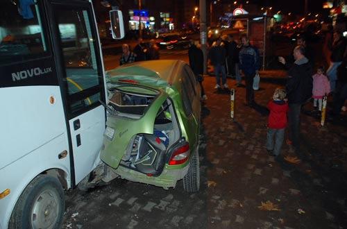 Çorlu'da, bir yolcu otobüsü firmasının şehir içi servisini çeken minibüs sürücüsü, hareket halindeyken şeker komasına girdi.