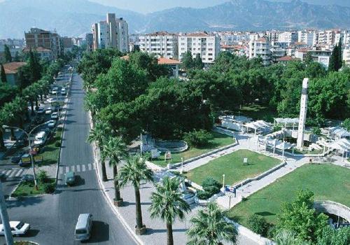 DENİZLİ ---

AK Partinin Denizli milletvekili aday adaylığı temayül yoklamasında eski Denizli Belediye Başkanı Nihat Zeybekci birinci çıktı.

AK Parti'nin 31 Denizli milletvekili aday adayı için Deda Düğün Salonunda temayül yoklaması yapıldı. Yoklamada, mevcut milletvekili ve il başkanlarının girme zorunluluğu bulunmamasından dolayı 28 aday adayı yarıştı. Yapılan seçimde Nihat Zeybekci birinci çıktı. İkinci ise eski il başkanı Şahin Tin, üçüncü eski İl Genel Meclisi Başkanı Halil Pekdemir oldu. Eski il başkan yardımcısı Muhammet Subaşıoğlunun dördüncü olduğu temayül yoklamasında avukat Cahit Özkan beşinci, eski Tarım İl Müdürü Yusuf Gülsever altıncı, bir önceki AK Parti Denizli Milletvekili Osman Nuri Filiz ise yedinci sırada yer aldı.