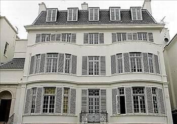 <strong>6. Franchuk Villa, Kensington, İngiltere: 161 milyon dolar</strong><br><br>

Londra 1997 yılına kadar sadece kızların gittiği bir hazırlık okulu olan ev, 2006 yılında Ukraynalı Elena Franchuk tarafından alınıp 10 milyon sterlin harcanarak geliştirilmiş.  Şimdi ise Lübnanlı girişimci Musa Salem'in sahibi olduğu 5 katlı villanın, 10 adası, yer altında bir havuzu, sinema salonu, panik odası, saunası ve jimnastik salonu bulunuyor.