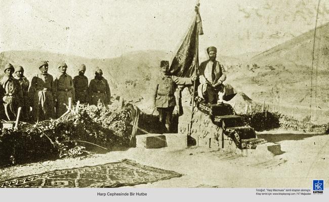 Çanakkale Muharebelerinde yaşanan şiddetin, imkânsızlıkların, sarsılmaz inancın, yitirilmeyen umudun fotoğraflara yansıdığı kareler, görenleri 2009dan 1915e bir zaman tüneline sokuyor.