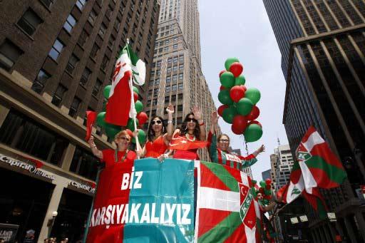 New York'ta 28'inci geleneksel Türk Günü Yürüyüşü ve Festivali büyük bir coşkuyla yapıldı. Törenlere F.Bahçe, G.Saray, Beşiktaş, Trabzon ve Karşıyaka taraftarları damga vurdu.