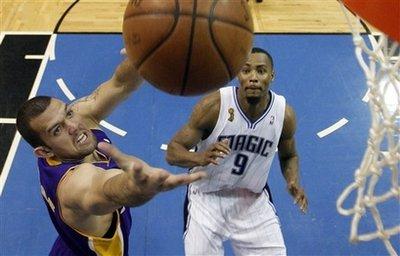 Hidayet'in de forma giydiği NBA final serisi 4. maçında Los Angeles Lakers, Orlando Magic'i uzatmalarda yıkmayı başarırken malesef Hidayet son anlarda kendine bağlanan umutları yıktı