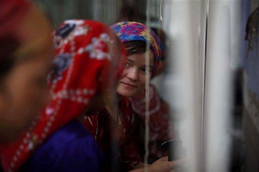 Asya'nın kanayan yarası doğu türkistan'da Uygurlar Çin asker ve polislerinin kuşatma ve gövde gösterisi altında yaşantılarını sürdürmeye çalışııyor