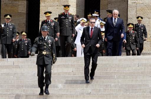 Yüksek Askeri Şura toplantısı Başbakan Erdoğan'ın başkanlığında Genelkurmay Başkanlığı Karargahı'nda başladı. Toplantıda albay ve generallerin terfileri görüşülüyor
