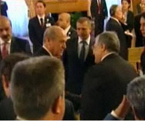 Meclis'teki 23 Nisan törenlerinde Başbakan Tayyip Erdoğan'la MHP Lideri Devlet Bahçeli arasındaki soğukluk dikkat çekti. Son günlerde 'bozkurt' polemiği yaşayan iki lider selamlaşmadı. CHP Genel Başkanı Kemal Kılıçdaroğlu ise törenlere katılmadı. BDP'den tek ismin yer aldığı törende, vekillerin katılımının az olması gözlerden kaçmadı.