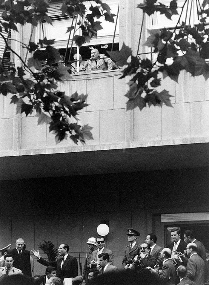 GÜRSEL PENCEREDE 

Life fotomuhabiri James Burkeün yakaladığı en ilginç karelerden biri... Başbakanlık binası, gazeteciler, foto muhabirleri ve kameramanlar tarafından kuşatılmış. Bekleyen gazeteciler arasında İlhami Soysal dikkati çekiyor. Hemen yukarıda, 1. kat penceresinden bakan ise dönemin 1. adamı, ihtilalin lideri, Başbakan Cemal Gürsel...
