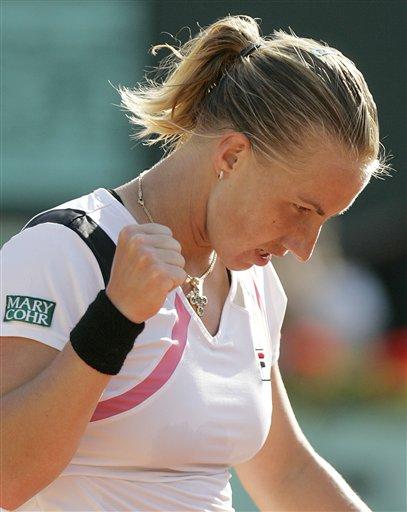 Fransa Açık'ta bayanlar yarı final maücadelesinde Rus tenisçi Svetlana Kuznetsova, Avustralyalı Samantha Stosur'u 2-1 yenerek finale yükseldi. Kuznetsova finalde vatandaşı Dinara Safina ile karşılaşacak.