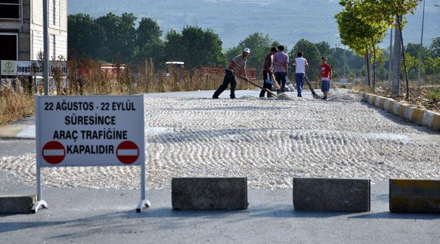 Bursa'nın İnegöl ilçesinde, üreticilerin ay çekirdeklerini kurutacak yer bulamamaları üzerine belediye meclisi kararıyla yaklaşık 10 kilometrelik çevre yolu, trafiğe kapatıldı.