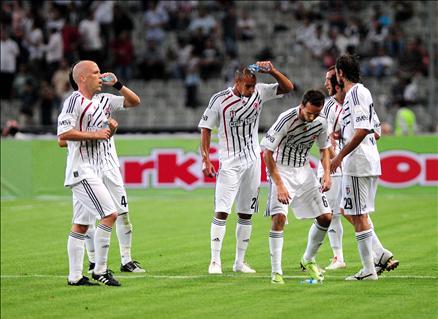 2009-2010 Sezonu perdesini açtı. Şampiyon Beşiktaş, açılış maçında İstanbul Belediyespor'la öne geçtiği maçta 1-1 berabere kaldı...