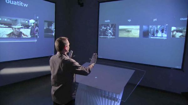 <p><strong><span style="color: #0000ff;">PAZAR GÜNÜ SİZE EŞLİK EDECEK BİRİSİNİ BULUYOR<br /></span></strong><br />Sonunda hafta sonu planı yapmaya vakit ayırıyorsunuz. Molly'den size eşlik edecek birini bulmasını rica ediyorsunuz. Bir saat sonra mesaj geliyor. Aradığınız özelliklere uyan Karen, (Bu arada kadınlar için de aynı teknoloji, eşit biçimde hizmette) davetinizi kabul etmiş. Molly rezervasyonları yapıyor ve "Karen'ın profil bilgilerini araştırayım mı" diye soruyor. "Hayır" diyorsunuz, "Sürprizi kaçmasın."</p>