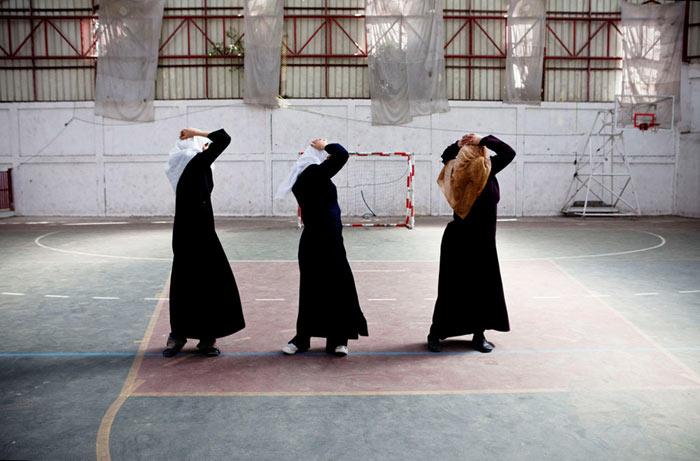 HAMASın kontrolündeki Genç Kadınlar Hayır Cemiyenin merkezinde yapılan bir spor seansında böyle görüntülendi. Gazze'nin boğucu sıcağından kaçan bir aile, sahilin az ötesindeki İsrail savaş gemilerine aldırış etmeden piknik yapıyorlar.