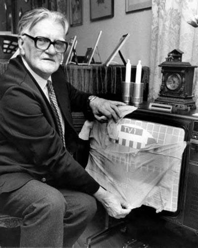 TELEVİZYON NASIL RENKLİ OLUR?
1962'de İsveç'in siyah-beyaz yayın yapan tek televizyon kanalına 1 Nisan'da çıkan teknisyen, yeni bir teknolojiyle renkli televizyon izlenebileceğini söyledi. Yöntem, ekrana naylon kadın çorabı germekti. Yüzbinlerce kişi öneriyi gerçekten denedi!