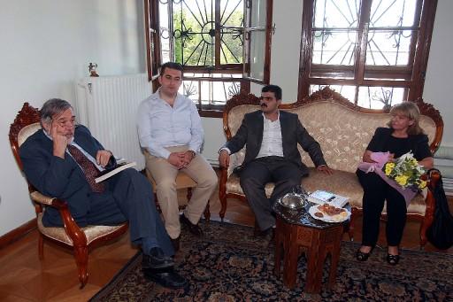 Cumartesi gecesi konseri bir grup Alperen Ocakları üyesi tarafından protesto edilen piyanist İdil Biret'e Alperen Ocakları çiçek takdim edip özür diledi