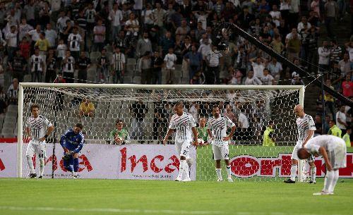 2009-2010 Sezonu perdesini açtı. Şampiyon Beşiktaş, açılış maçında İstanbul Belediyespor'la öne geçtiği maçta 1-1 berabere kaldı...