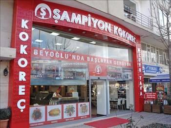 ŞAMPİYON KOKOREÇ
Gelişmiş illerde şube açacak
Şampiyon'un şube sayısı 32'ye ulaşmış durumda. Markanın İstanbul dışında Bursa, Edirne, Ankara, İzmit, Denizli ve Mersin gibi birçok ilde şubeleri var. Bu şubelerin 7'si şirket tarafından işletiyor. Kalanların tamamı franchise sistemiyle açılmış. 2009'da Anadolu'da büyüme kararı alan Şampiyon, gelişmiş tüm illerde şubeler açmayı planlıyor. Bir Şampiyon Kokoreç şubesi açmanın toplam yatırım maliyeti 200 ile 500 bin TL arasında değişiyor.
Telefon: 0212 251 25 11
Web: www.sampiyonkokorecci.com