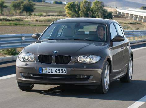 BMW<br><br>
Daha uygun koşullarda bir BMW sahibi olmak isteyenler için de 116i Comfort paketi 24 bin 900 Euro'ya seçenekler arasında yer alıyor. <br><br>
Tüm BMW 316i ve 320d modellerinde standart olarak sunulmaya başlanan ve iDrive butonu ile kontrol edilebilen 8.8 inçlik büyüklüğündeki bilgi ekranı fonksiyonelliği ön plana çıkartırken aynı zamanda kokpitte de lüks bir görünüm sağlıyor.