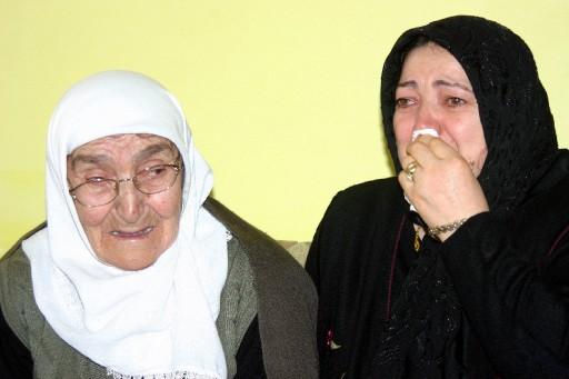 Helikopterin düştüğünün duyulmasından sonra BBP Genel Başkanı Muhsin Yazıcıoğlu'nun annesi, eşi, çocukları ve kardeşleri başta olmak üzere akrabalarının evinde gözyaşı içinde bekleyiş sürüyor