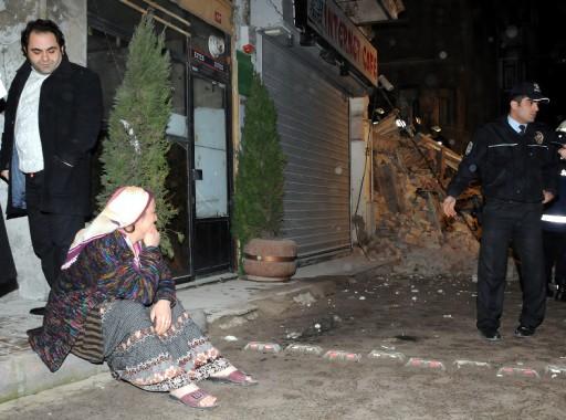Fatih'te içinde 1 kişinin yaşadığı belirtilen 3 katlı bina çöktü. Bina enkazından bir ceset çıkartıldı. Paniğe kapılan çevre bina sakinleri evlerini boşaldı. 16 kadar insan faciadan kılpayı kurtuldu