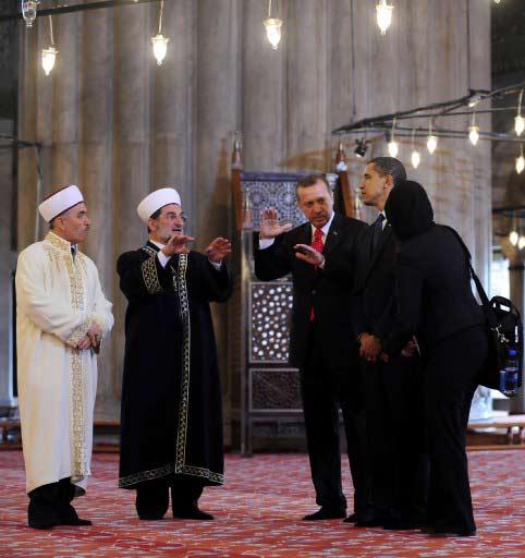 ABD Başkanı Barack Obama, Başbakan Recep Tayyip Erdoğan ile birlikte Ayasofya Müzesi'ni ve Sultan Ahmet Camii'ni gezdi.