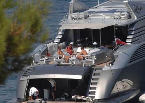 Yüksek tavanlara ve yuvarlak hatlara sahip olan yatın uzunluğu ise 19 metre
