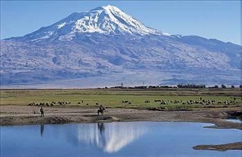 <p>AĞRI: İsmi sınırları içindeki “Ararat” dağından alır. Çok eski çağlarda yeryüzü korkunç bir su baskınınına uğradı.(Nuh Tufanı) Nuh peygamber bütün canılardan bir çifti alarak bir gemiye bindirdi. Gemi Cudi (İslam kaynaklarına göre) (Hristiyan kaynaklarına göre de Ararat – Ağrı) dağına kondu. Ararat, önce aran sonra da Ağrı adını aldı.</p>