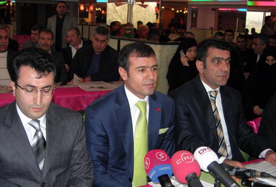 Baykal'ın büyük ses getiren çarşaf açılımı fiyasko ile sonlandı. Baykal'ın gövde gösterisi yaparak rozet taktığı Erzurumlu çarşaflılar bugün rozet attı.