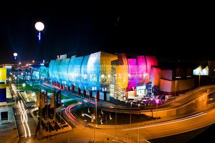 FORUM İSTANBUL--

Bayrampaşa'da yer alacak Forum İstanbul, 120 bin metrekare kiralanabilir alanın yanı sıra 30 bin metrekarelik IKEA mağazası ve toplamda 100 bin metrekarelik alanda yer alacak otel ve ofis mekanlarına sahip olacak. Şehir görüntüsüne sahip, içinde 300'ün üzerinde mağaza, restoran ve kafe bulunacak Forum İstanbul'da 5 bin metrekarelik bir akvaryum da yer alacak. Forum İstanbul projesi tamamlandığında, yan sektörlerle birlikte 10 binin üzerinde istihdam yaratması planlanıyor. Yılda 30 milyon ziyaretçinin gelmesi beklenen Forum İstanbul'da, 5 bin 500 araçlık otopark yer alacak. Multi Turkmall'un en büyük projesi olan Forum İstanbul, 29 Ekim'de açılıyor.