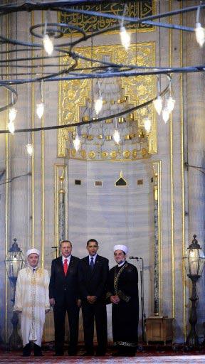 ABD Başkanı Barack Obama, Başbakan Recep Tayyip Erdoğan ile birlikte Ayasofya Müzesi'ni ve Sultan Ahmet Camii'ni gezdi.