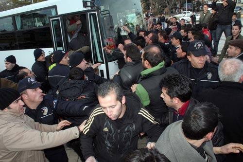 Edirne'de gözaltına alınan arkadaşlarına destek vermek için imza kampanyası düzenlemek isteyin Erzincan Gençlik Derneği üyelere, meydandaki kalabalık vatandaşlar saldırdı
