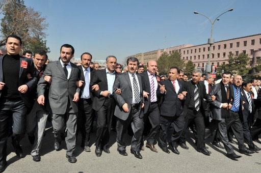 Helikopter kazası sonucu hayatını kaybeden BPP lideri Muhsin Yazıcıoğlu'nu milyonlar uğurladı. Devletin tam kadro olduğu törende izdiham vardı.
