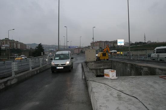 Metrobüs hattını bu araç ve içindeki iki mühendisle birlikte gezdik