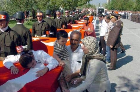 Şehit Kurmay Yarbay Mikdat Şamdancı'nın eşi Emine Şamdancı, 22 aylık oğlu Tahsin Behiç Şamdancı, Kayınpederi Ali Türkmen ve Kayınvalidesi Elif Türkmen şehit yarbayın tabutunun başına gitti.Şehidin 2 yaşındaki oğlu herkesi gözyaşlarına boğdu.