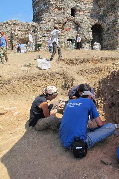 Beykoz Anadolu Kavağı sırtlarindaki Yoros Kalesi kazısı, kentin kültür ve turizm hayatına İstanbulun tarihi açısından çok önemli tarihi değerler kazandırıyor.