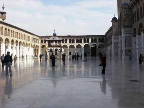 Emeviye Camii avlusundan görünüm