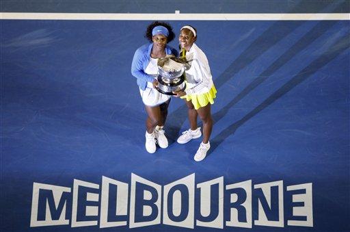 Avustralya Açık'ta ilk şampiyonlar belli oldu. Serena Williams ve Venus Williams kardeşler, Wimbledon ve Olimpiyatlar'da olduğu gibi şampiyonluğu kimseye kaptırmadı