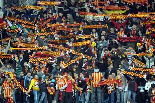 Kadir Has'ta oynanan ilk maçta F.Bahçe 10 kişi tamamladığı maçta Kayseri'yi mağlup ederek zirve ile puan farkını 3'e indirdi.