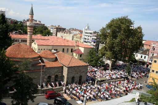Ramazanın bitmesine bir gün kala kılınan son cuma namazında, camilere sığmayan vatandaşlar, caddelere serdikleri seccadelerde ibadetlerini gerçekleştirdi. Yurttan cuma manzaraları: