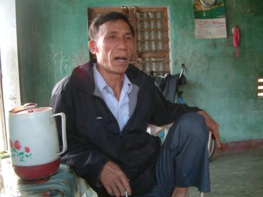 Çok sevdiği karısının ölümüne dayanamayan Vietnamlı bir adam, karısının iskeletini mezardan çıkararak 5 yıl beraber yaşadı. İskeleti kille doldurarak şekil veren adam, elbiseler giydirdikten sonra onu yatağına aldı.