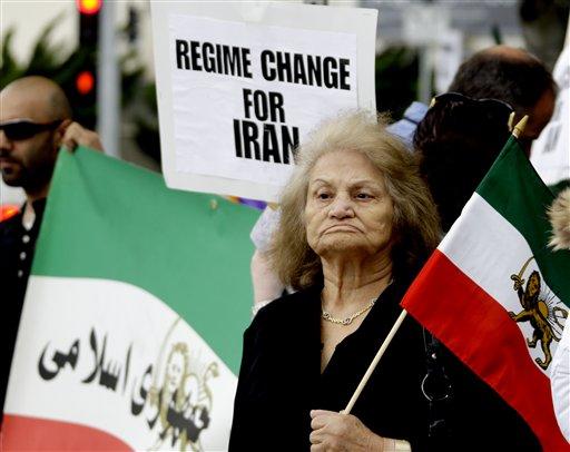 İran'da dün yapılan cumhurbaşkanı seçiminin gayriresmi sonuçlarına göre Mahmud Ahmedinejad, seçimlerin galibi oldu. Ahmedinejad, rakiplerine fark attı uzaklarda bir yerde ABD'de hüzün vardı