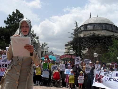 TOKAD ve Özgür Eğitim-Sen'in Yasakçı Eğitime Hayır! eyleminde, ÖSSdeki başörtüsü yasağı ve katsayı adaletsizliği kınandı, eğitimi okul duvarlarına hapseden anlayışa itiraz edildi.